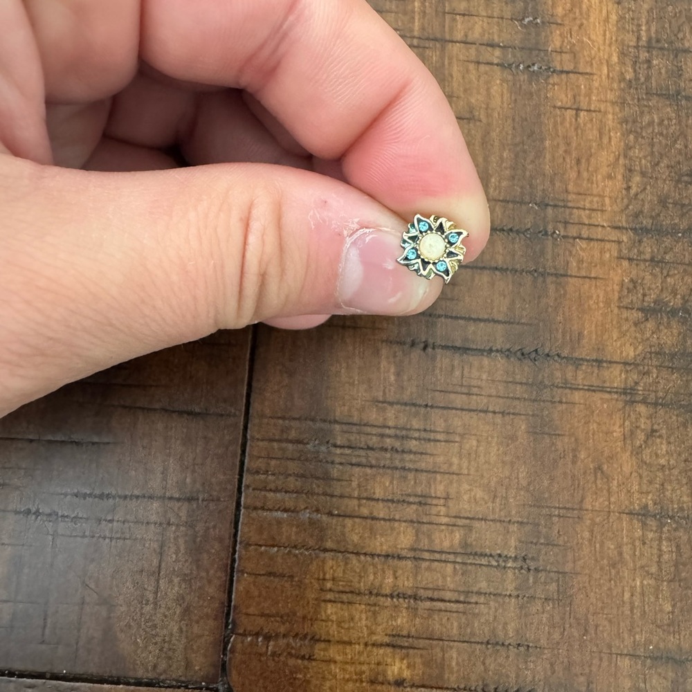 Elegant Gold and Blue Floral Cartilage Stud
